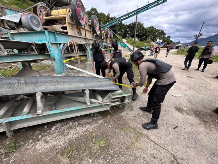 Polres Samosir melakukan backup kegiatan Subdit V Tipidter Bareskrim Polri untuk mengamankan sebuah lokasi galian C di Desa Silimalombu, Kecamatan Onanrunggu, Kabupaten Samosir. (17/1/2024).
