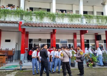 Kegiatan ini dilakukan oleh personil Si Humas Polresta Banyumas bersama Bhabinkamtibmas Polsek Purwokerto Selatan di SMK Telkom Purwokerto usai pelaksanaan apel pagi di sekolah tersebut, Senin (22/1/24).