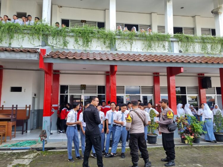 Kegiatan ini dilakukan oleh personil Si Humas Polresta Banyumas bersama Bhabinkamtibmas Polsek Purwokerto Selatan di SMK Telkom Purwokerto usai pelaksanaan apel pagi di sekolah tersebut, Senin (22/1/24).
