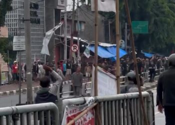 Aksi tawuran antar warga yang terjadi di wilayah Bassura, Jatinegara, Jakarta Timur, Minggu (28/1) pagi (foto : Dok/Warga)