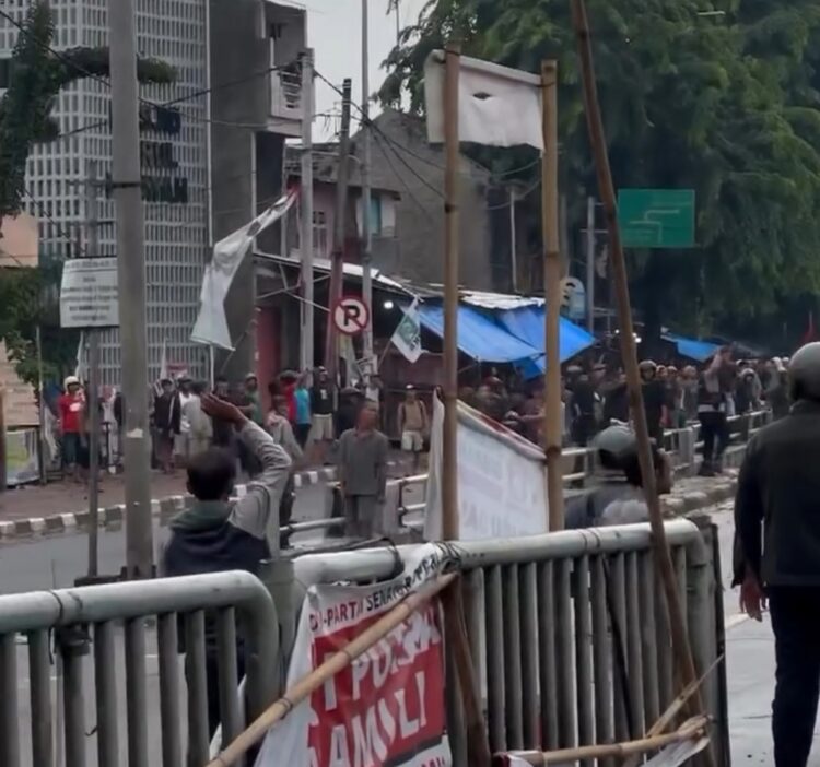 Aksi tawuran antar warga yang terjadi di wilayah Bassura, Jatinegara, Jakarta Timur, Minggu (28/1) pagi (foto : Dok/Warga)