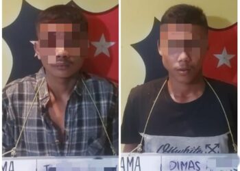 Diamankan : Dua pria warga Padang Lawas Utara, tersangka pelaku pencurian rokok dan uang tunai belasan juta rupiah diamankan di Mapolsek Medan Labuhan, setelah diringkus dari kawasan Medan Amplas, Rabu (31/1/2024).(Foto dok/Polres Belawan)