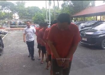 DIGIRING: Para pelaku yang merupakan sindikat pencurian kendaraan bermotor (curanmor) dan pemalsuan STNK digiring memasuki gedung Ditkrimum. (Foto Dok/ Polda Sumut)