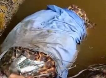 DIDUGA KORBAN PEMBUNUHAN: Mayat pria uzur berinisial BS yang diduga menjadi korban pembunuhan sadis terbungkus terpal ditemukan di Sungai Desa Bayeun, Aceh Timur.(Foto Dok/Screenshot)