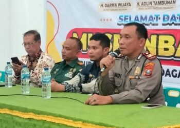 SAMPAIKAN PESAN:
Kapolsek Firdaus, AKP Andi Sujendral menyampaikan pesan-pesan Kamtibmas menjelang Pemilu 2024 saat menjadi narasumber dalam penyuluhan hukum yang digelar Forkopimcam Seirampah, Kamis (1/2/2024). (Foto Dok/Polsek Firdaus)