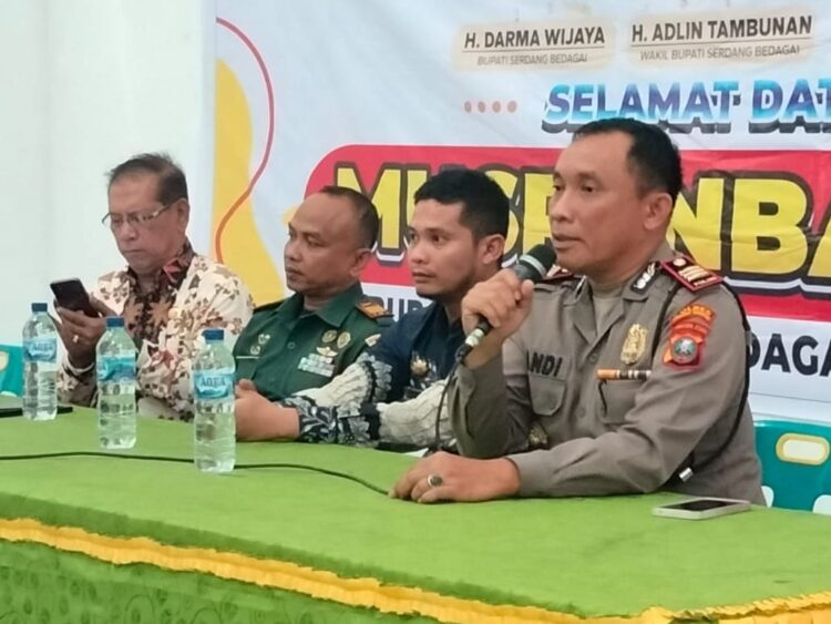 SAMPAIKAN PESAN:
Kapolsek Firdaus, AKP Andi Sujendral menyampaikan pesan-pesan Kamtibmas menjelang Pemilu 2024 saat menjadi narasumber dalam penyuluhan hukum yang digelar Forkopimcam Seirampah, Kamis (1/2/2024). (Foto Dok/Polsek Firdaus)
