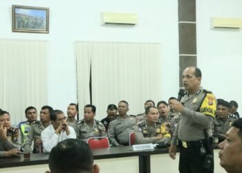 JELASKAN : Kabag Ops Polres Sergai, Kompol LS Siregar menjelaskan terkait petunjuk dan penggunaan aplikasi Pam TPS Pemilu 2024 kepada personel Pam TPS di Wilkum Polsek Dolokmasihul dan Polsek Kotarih, Kamis (1/2/2024). (Foto Dok/Humas Polres)