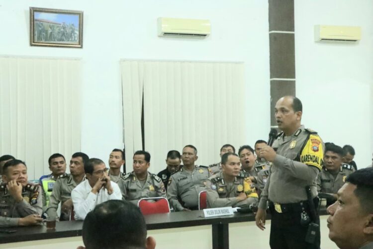 JELASKAN : Kabag Ops Polres Sergai, Kompol LS Siregar menjelaskan terkait petunjuk dan penggunaan aplikasi Pam TPS Pemilu 2024 kepada personel Pam TPS di Wilkum Polsek Dolokmasihul dan Polsek Kotarih, Kamis (1/2/2024). (Foto Dok/Humas Polres)