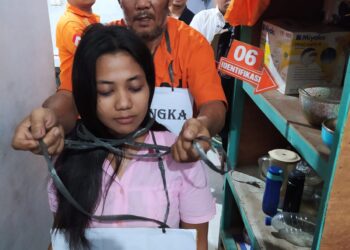NM = Nasib Muhadi

Keterangan Foto
REKONSTRUKSI : Tersangka NM (62) memeragakan adegan saat melilitkan kabel cok sambung ke leher korban disaksikan Tim Identifikasi Satreskrim Polres Sergai dan penasehat hukum tersangka dalam rekonstruksi yang digelar Polsek Firdaus, Kamis (1/2/2024). (Foto Dok/Humas Polres Sergai)
