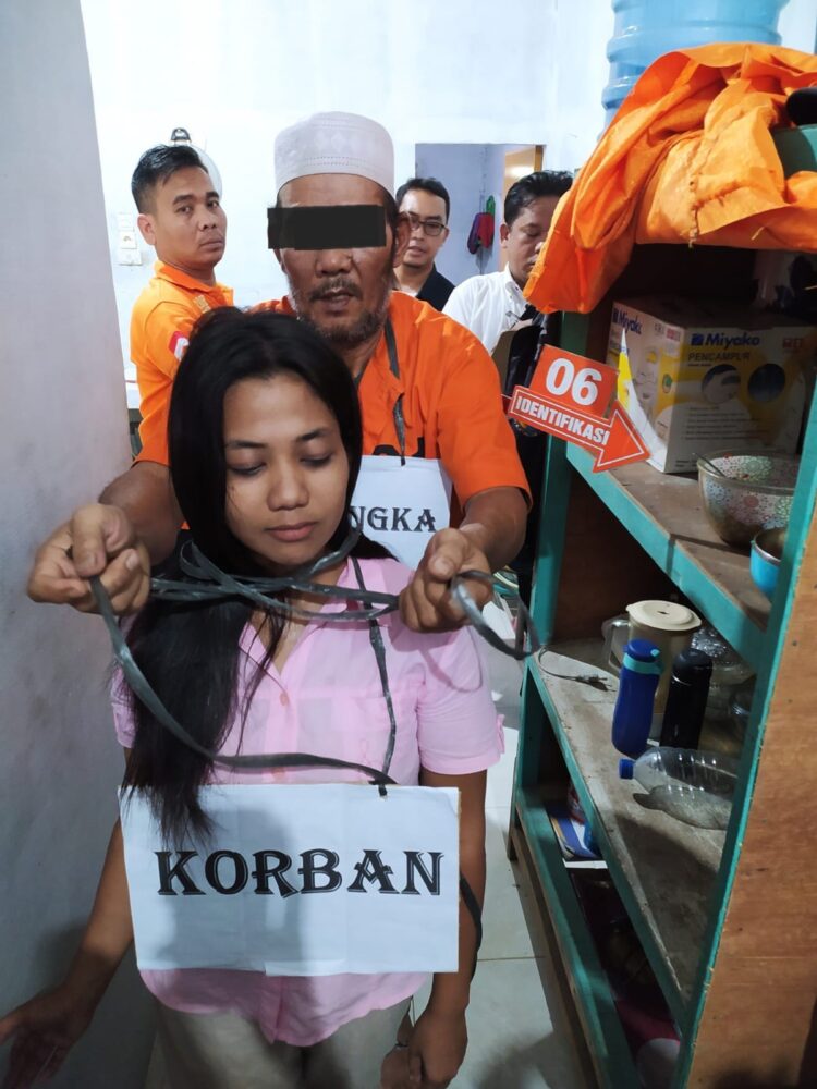 NM = Nasib Muhadi

Keterangan Foto
REKONSTRUKSI : Tersangka NM (62) memeragakan adegan saat melilitkan kabel cok sambung ke leher korban disaksikan Tim Identifikasi Satreskrim Polres Sergai dan penasehat hukum tersangka dalam rekonstruksi yang digelar Polsek Firdaus, Kamis (1/2/2024). (Foto Dok/Humas Polres Sergai)
