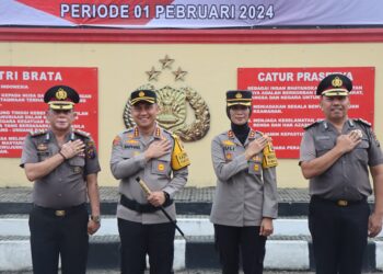FOTO BERSAMA: Kapolresta Deliserdang Kombes Pol Raphael Sandhy Cahya Priambodo, SIK foto bersama personil yang naik pangkat Kompol Syahrijal jabatan Kapolsek Batang Kuis Polresta Deliserdang dan Kompol H. Rajaguguk jabatan Kai TIK Polresta Deliserdang di Lapangan Apel Polresta Deliserdang, Kamis (1/2/2024).(Foto Dok/ Polres DS)