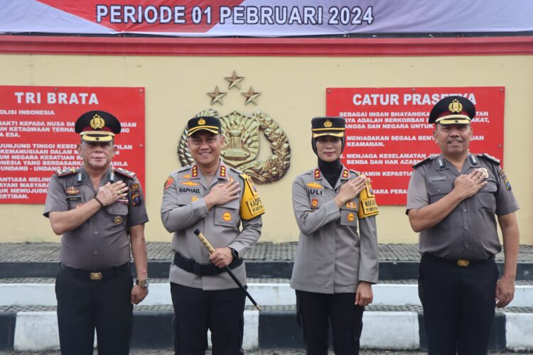 FOTO BERSAMA: Kapolresta Deliserdang Kombes Pol Raphael Sandhy Cahya Priambodo, SIK foto bersama personil yang naik pangkat Kompol Syahrijal jabatan Kapolsek Batang Kuis Polresta Deliserdang dan Kompol H. Rajaguguk jabatan Kai TIK Polresta Deliserdang di Lapangan Apel Polresta Deliserdang, Kamis (1/2/2024).(Foto Dok/ Polres DS)