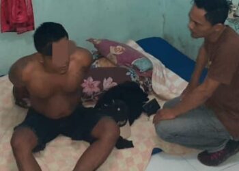 BEKUK : Seorang pria tersangka pelaku pencurian mobil Toyota Rush di Medan Deli, dibekuk petugas Polsek Medan Labuhan dari tempat persembunyiannya pada salah satu rumah kontrakan di Medan Selayang, Kamis (1/2/2024).(Foto Dok/Polres Belawan)