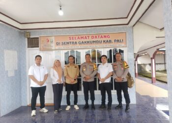 Kapolres PALI AKBP Khairu Nasrudin, S.I.K, M.H, didampingi Kepala Operasional (Kabag) Polres PALI KOMPOL Hendro Suwarno SH, menyambangi Posko Sentra Gakkumdu kabupaten PALI pada Rabu (31/01/2024).