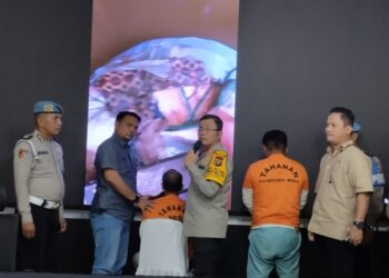 INTROGASI: Kapolrestabes Medan Kombes Pol Teddy John Sahala Marbun didampingi Kasat Reskrim Kompol Jama Kita Purba menginterogasi pelaku pembunuhan berinisial EP di Mapolrestabes, Kamis (1/2/2024).(Foto Dok/ Polrestabes)