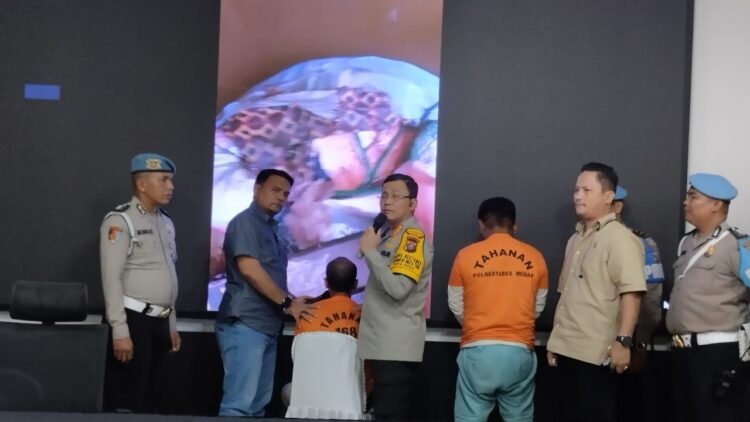 INTROGASI: Kapolrestabes Medan Kombes Pol Teddy John Sahala Marbun didampingi Kasat Reskrim Kompol Jama Kita Purba menginterogasi pelaku pembunuhan berinisial EP di Mapolrestabes, Kamis (1/2/2024).(Foto Dok/ Polrestabes)