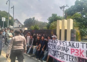 Teks Foto: DEMO: Kelompok Cipayung Plus melakukan aksi demo di depan Mapolda Sumut, Kamis (1/2/2024). (Foto Dok/ Polda Sumut)