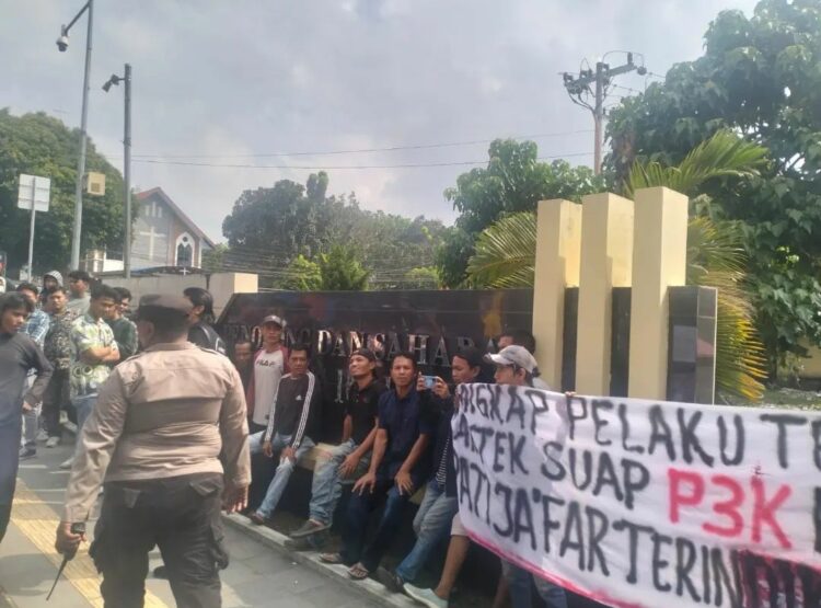 Teks Foto: DEMO: Kelompok Cipayung Plus melakukan aksi demo di depan Mapolda Sumut, Kamis (1/2/2024). (Foto Dok/ Polda Sumut)