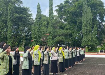 Jajaran Paguyuban Ibu-ibu Pemasyarakatan (PIPAS) Kanwil Kemenkumham Sulawesi Utara melaksanakan Upacara Tabur Bunga di Taman Makam Pahlawan (TMP) secara serentak bertempat di TMP Kairagi Manado