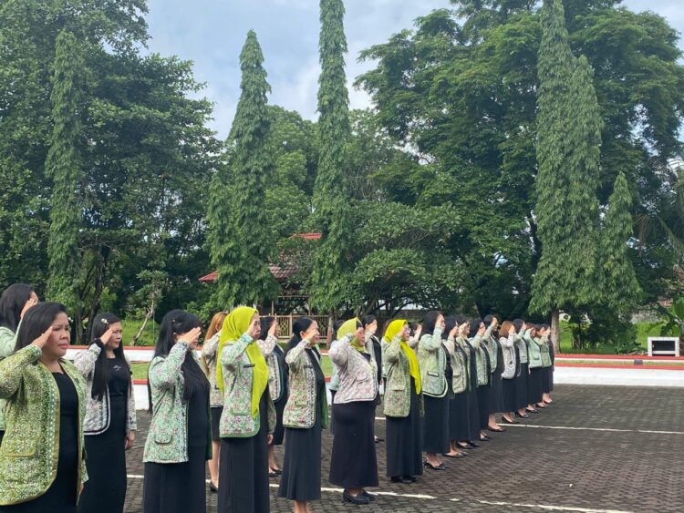 Jajaran Paguyuban Ibu-ibu Pemasyarakatan (PIPAS) Kanwil Kemenkumham Sulawesi Utara melaksanakan Upacara Tabur Bunga di Taman Makam Pahlawan (TMP) secara serentak bertempat di TMP Kairagi Manado