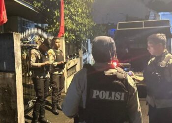 Jajaran Polresta Manado memberikan respons yang sigap terhadap laporan keributan yang dilaporkan melalui Call Centre 112/110. Kejadian tersebut melibatkan seorang warga yang melakukan keributan di Kelurahan Ranotana, Lingkungan 1, Kecamatan Sario, dengan patokan lokasi di Lorong Buntu, Rabu (31/1/2024) malam.