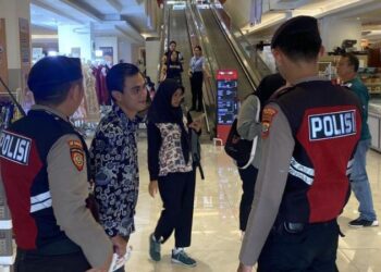 Patroli Rayon Samapta melaksanakan kegiatan patroli dialogis di pusat keramaian, khususnya di Transmart Kairagi. Dalam upaya untuk menjaga situasi aman dan terkendali, petugas-petugas patroli Rayon Samapta aktif berinteraksi dengan pengunjung dan pedagang di pusat perbelanjaan tersebut, Kamis (1/2/2024).