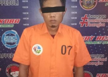 DIAMANKAN : S (35), terduga kurir sabu berikut barang bukti, diamankan di Satnarkoba Polres Sergai. (Foto Dok/Humas Polres)