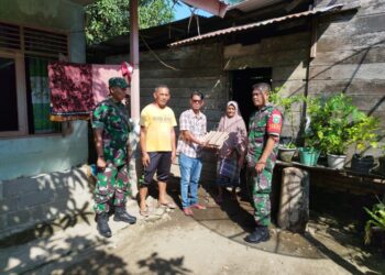 Anggota Babinsa Koramil 06/smd jajaran Kodim 0103/Aceh Utara, melaksanakan kegiatan Pengamanan, dalam rangka membagikan bantuan sembako kepada warga yang membutuhkan, di Kecamatan samudera, Jum,at (02/02/2024).
