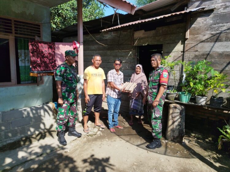 Anggota Babinsa Koramil 06/smd jajaran Kodim 0103/Aceh Utara, melaksanakan kegiatan Pengamanan, dalam rangka membagikan bantuan sembako kepada warga yang membutuhkan, di Kecamatan samudera, Jum,at (02/02/2024).