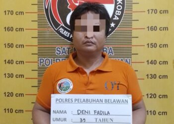 Pengedar Sabu : Seorang pria tersangka pengedar sabu, saat dimankan di Mapolres Pelabuhan Belawan, Jumat (2/2/2024).(Foto Dok/Polres Belawan)