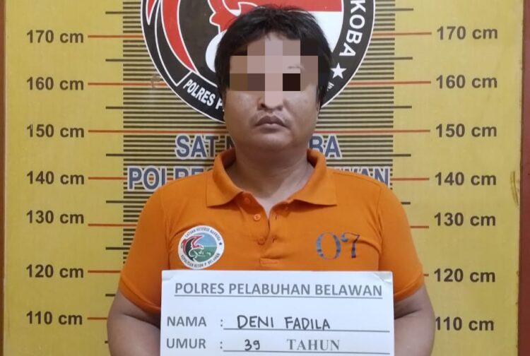 Pengedar Sabu : Seorang pria tersangka pengedar sabu, saat dimankan di Mapolres Pelabuhan Belawan, Jumat (2/2/2024).(Foto Dok/Polres Belawan)