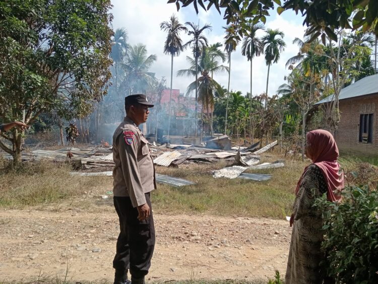 Satu unit rumah berkontruksi kayu yang ditempati nek Nurhayati (60) tahun bersama dua cucunya di Gampong Matang Rubek Kecamatan Langkahan, Aceh Utara, Jumat siang (2/2/2024) musnah dilahap api.