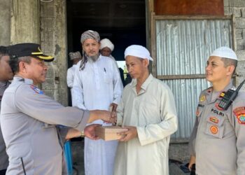 Personel Polresta Manado menunjukkan kepedulian dan semangat berbagi dengan melaksanakan kegiatan Jumat Berkah di wilayah hukumnya. Pada Jumat yang penuh berkah tersebut, mereka menyelenggarakan pembagian makanan dos siap saji di salah satu masjid terkemuka di kota, Jumat (2/2/2024).