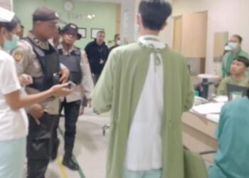 Polsek Mapanget mendatangi tempat kejadian perkara (TKP) keributan di RS. Hermina yang melibatkan korban laka lantas tunggal pada hari Minggu, 28 Januari 2024, di Jembatan Malendeng Kelurahan Tikala.