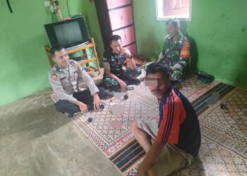 Bhabinkamtibmas Brigadir Adrianto Sinaga bersama Babinsa Serda Nainggolan dan Koptu Baringin turun langsung ke masyarakat Desa Siparmahan Kecamatan Harian Kabupaten Samosir. Mereka menyambangi rumah LS, warga yang melakukan perbuatan onar di Puskesmas Pembantu (Pustu) Sihotang.