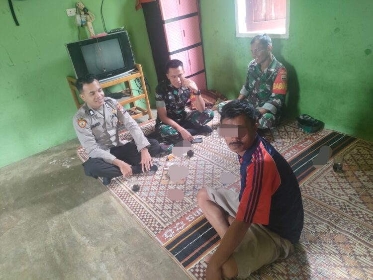 Bhabinkamtibmas Brigadir Adrianto Sinaga bersama Babinsa Serda Nainggolan dan Koptu Baringin turun langsung ke masyarakat Desa Siparmahan Kecamatan Harian Kabupaten Samosir. Mereka menyambangi rumah LS, warga yang melakukan perbuatan onar di Puskesmas Pembantu (Pustu) Sihotang.