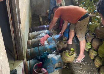 AMANKAN: Polda Sumut amankan puluhan tabung gas sebagai barang bukti praktik pengoplosan elpiji subsidi. (Foto Dok/ Polda Sumut)