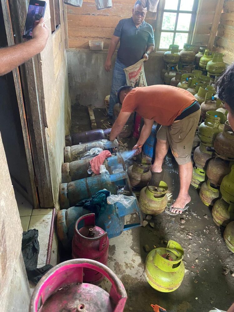AMANKAN: Polda Sumut amankan puluhan tabung gas sebagai barang bukti praktik pengoplosan elpiji subsidi. (Foto Dok/ Polda Sumut)