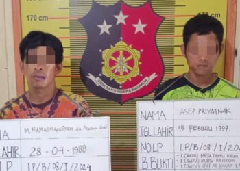 DIAMANKAN: Dua pria tersangka pelaku pencurian di Kantor MUI Belawan diamankan di Mapolsek Belawan setelah diringkus dari kawasan Kelurahan Belawan Bahari dan Jalan Selebes Belawan, Minggu (4/2/2024).(Foto dok/Polres Belawan)