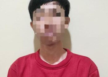 Pelaku SS alias Culeng beserta barang bukti berupa 750 butir obat keras jenis Thryhexypenidyl. Barang bukti tersebut ditemukan disimpan di tempat kost (Foto : Dok/Polresta Manado)