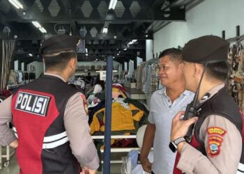 Personel Satuan Samapta melakukan pemantauan intensif terhadap aktivitas masyarakat yang sedang berbelanja di sekitar pasar, Sabtu (3/2/2024). (Foto : Dok/Polresta Manado)