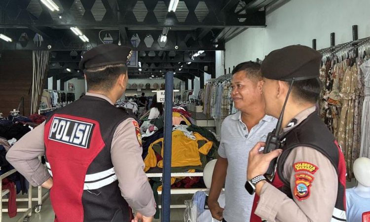 Personel Satuan Samapta melakukan pemantauan intensif terhadap aktivitas masyarakat yang sedang berbelanja di sekitar pasar, Sabtu (3/2/2024). (Foto : Dok/Polresta Manado)