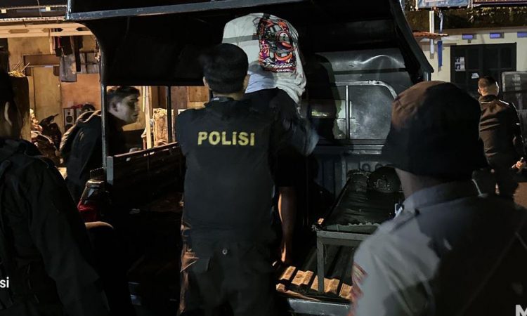 Jajaran Polresta Manado merespons cepat laporan dari Call Centre 112/110 terkait keributan sekelompok anak muda yang menggunakan senjata tajam di Karame Link.3, Kecamatan Singkil (Foto : Dok/Polresta Manado)