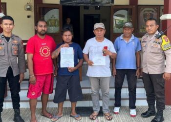 Bhabinkamtibmas Polsek Bunaken Aiptu Jefrison Manuas, bersama dengan Piket SPK Polsek Bunaken Bripda Muhamad Syawal Rajak, telah sukses melakukan Proses Mediasi (Problem Solving) terkait aduan peristiwa Selisih Paham, Jumat (2/2/2024). (Foto :  Dok/Polresta Manado)