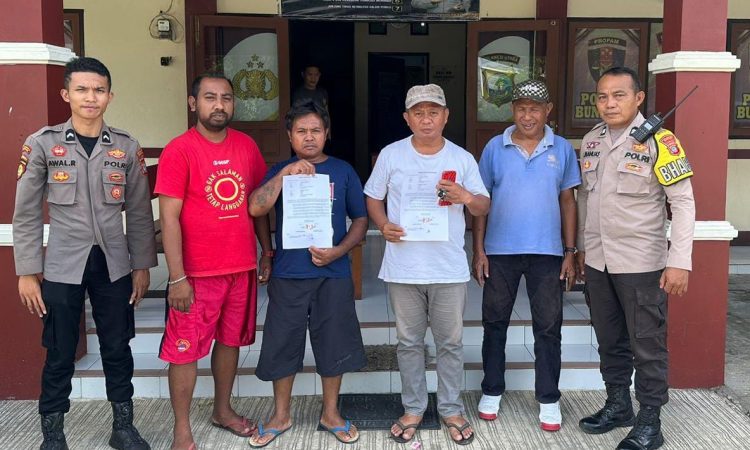 Bhabinkamtibmas Polsek Bunaken Aiptu Jefrison Manuas, bersama dengan Piket SPK Polsek Bunaken Bripda Muhamad Syawal Rajak, telah sukses melakukan Proses Mediasi (Problem Solving) terkait aduan peristiwa Selisih Paham, Jumat (2/2/2024). (Foto : Dok/Polresta Manado)