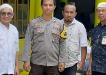 Bhabinkamtibmas tersebut melakukan kegiatan Paja Somat, yaitu pengamanan di gereja, dan Sholat Jumat di masjid setempat, Jumat (2/2/2024). (Foto : Dok/Polresta Manado)