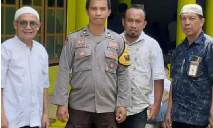 Bhabinkamtibmas tersebut melakukan kegiatan Paja Somat, yaitu pengamanan di gereja, dan Sholat Jumat di masjid setempat, Jumat (2/2/2024). (Foto : Dok/Polresta Manado)