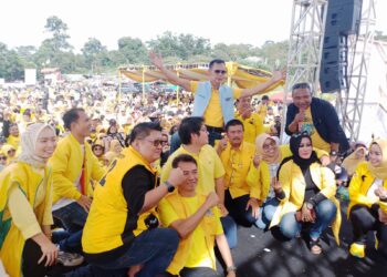 Ravindra Airlangga Hartarto Caleg DPR RI, bersama Ade Jaro (H.Ade Ruhandi,SE,) dari Partai Golkar menyakinkan Para Kadernya Prabowo-Gibran Menang 1 Putaran (Foto: RH/Mitrapolri.com)