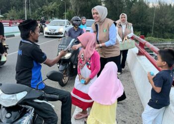 Srikandi Relawan Pengusaha Muda Nasional (Repnas) Aceh, menjalankan aksi program yang dicanangkan Prabowo Subianto - Gibran Rakabuming Rakka, yaitu sosialisasi bagi susu gratis untuk anak-anak dan bantuan gizi untuk ibu hamil. Kegiatan ini berlangsung di sejumlah titik lokasi pembagian di kawasan tempat wisata yang ada di Banda Aceh dan Aceh Besar. Minggu 4 Februari 2024.