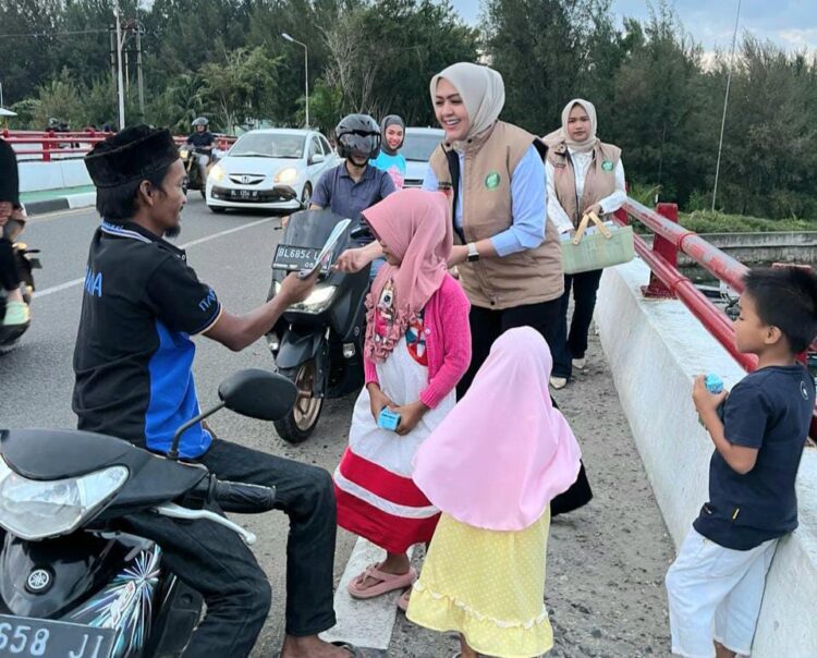 Srikandi Relawan Pengusaha Muda Nasional (Repnas) Aceh, menjalankan aksi program yang dicanangkan Prabowo Subianto - Gibran Rakabuming Rakka, yaitu sosialisasi bagi susu gratis untuk anak-anak dan bantuan gizi untuk ibu hamil. Kegiatan ini berlangsung di sejumlah titik lokasi pembagian di kawasan tempat wisata yang ada di Banda Aceh dan Aceh Besar. Minggu 4 Februari 2024.